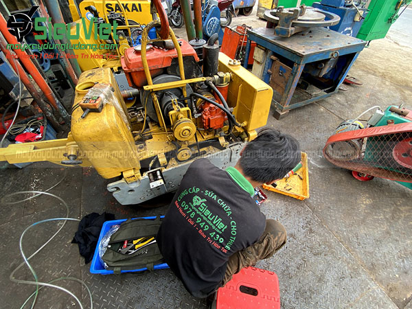 Kỹ thuật Siêu Việt sửa chữa xe lu dắt tay tại xưởng