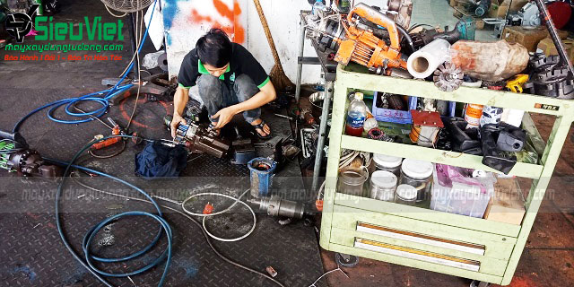 Kỹ thuật Siêu Việt sửa máy cắt sắt thủy lực cầm tay tại xưởng