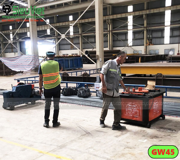 Siêu Việt bàn giao máy uốn sắt GW45 tận công trình cho khách khi sửa xong