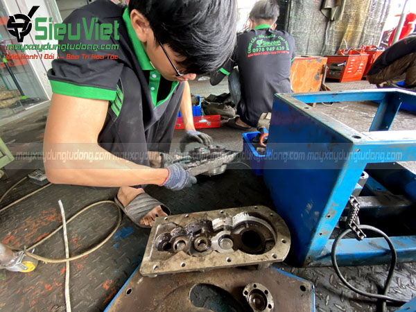 Kỹ thuật Siêu Việt sửa máy uốn sắt SUB-25S tại xưởng