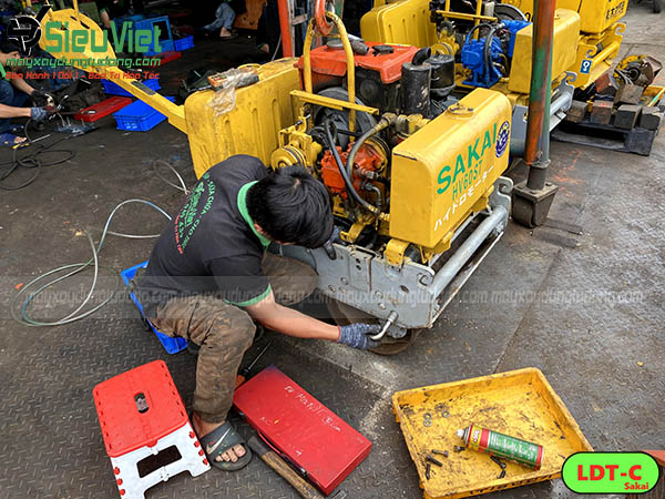 Kỹ thuật Siêu Việt sửa xe lu dắt tay Sakai Nhật Bản tại xưởng